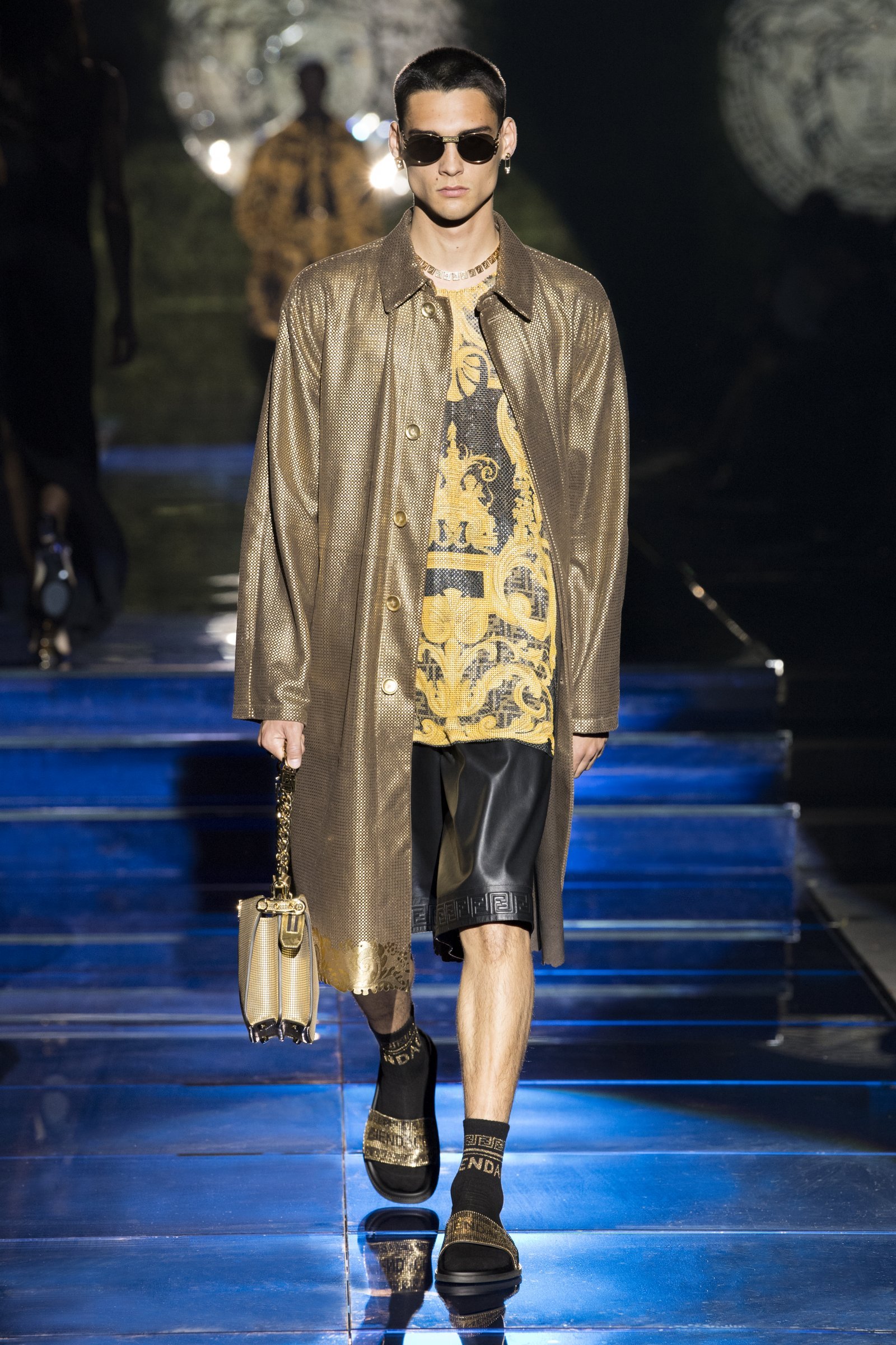 注目コラボ FENDI×VERSACE フェンダーチェ シルクシャツ トップス
